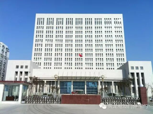 英龍機(jī)電電動(dòng)伸縮門(mén)安裝在汶上國(guó)防大廈大門(mén)口